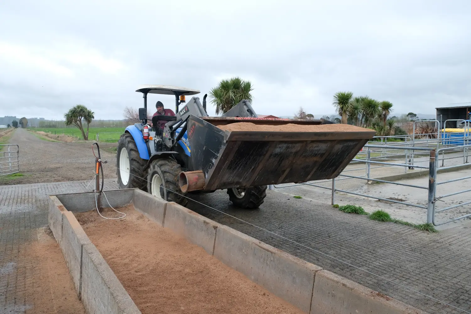 Auger Bucket Rata Equipment Tractor & Telehandler Auger Bucket Rata